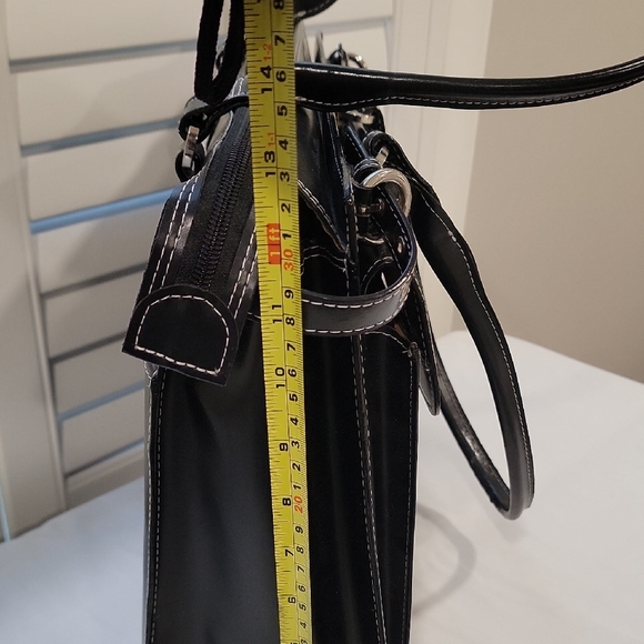 McKlein Sleek Black Leather Briefcase/Laptop Bag - Picture 6 of 11